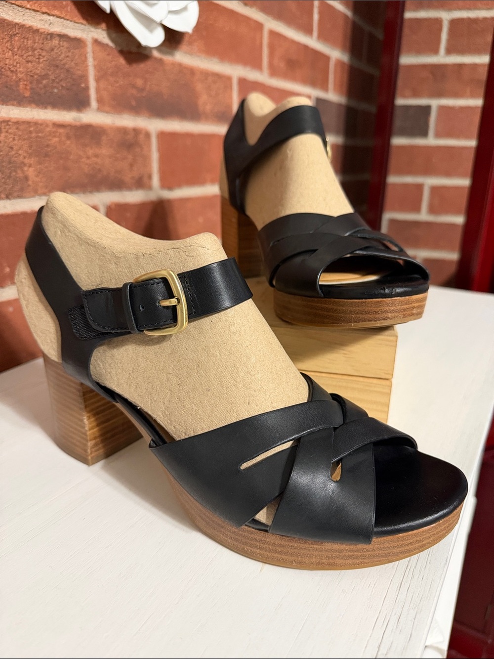 Sofft Black Leather Crossover Platform Sandals with Buckle